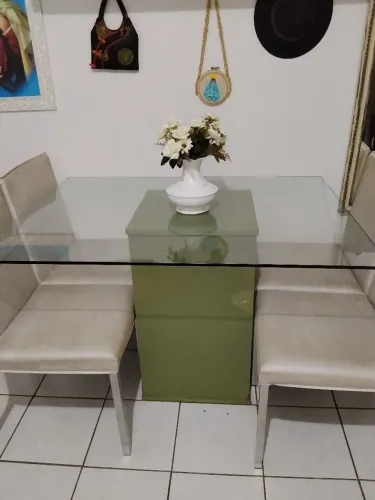 Mesa de vidro com quatro cadeiras