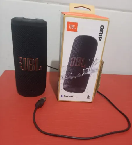 Caixa de som bluetooth JBL Grip com luz