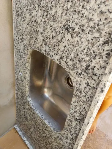 Pia de mármore com cuba para cozinha.