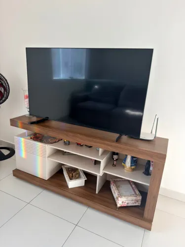 Rack para TV até 65? Amadeirado e Off White - Excelente Estado