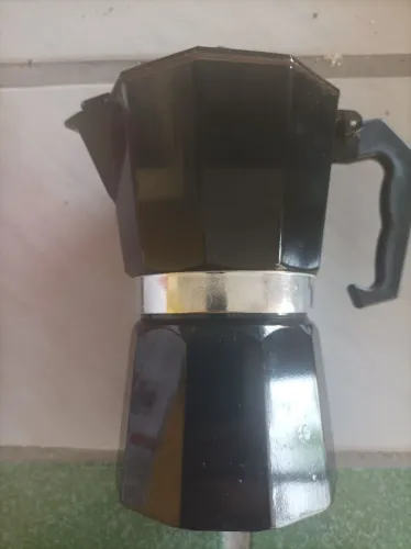 Cafeteira italiana moka produz 6 xicaras
