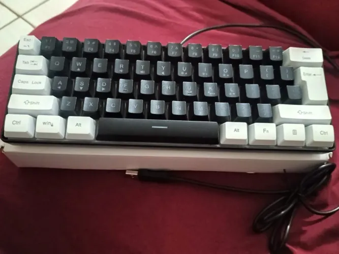 Teclado mecânico 60% em ótimo estado.