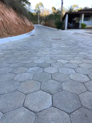 Calçamento de ótima qualidade por metragem.