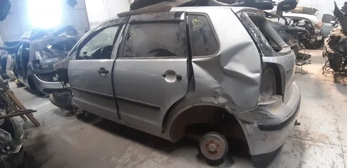 Sucata Polo Hatch 1.6 2004 2005 Para retirada de peças 