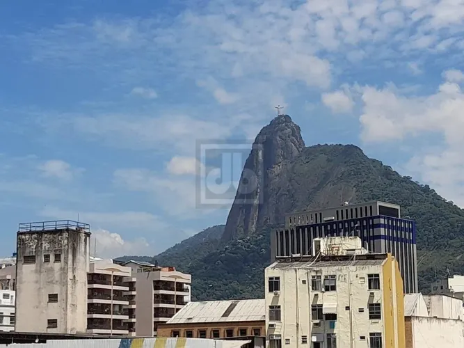APARTAMENTO TIPO COBERTURA, COMPOSTO POR SALA, 01 QUARTO ABERTO SERVE COMO ESCRITÓRIO - JB
