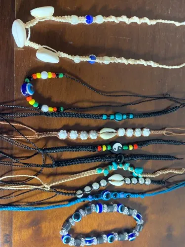 desapego lote 10 peças + 2 de brindes, tem tornozeleira, pulseira e colar artesanal miçang
