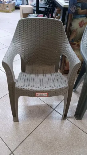 Poltrona Ratan (peças novas) 