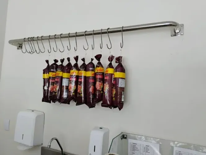 EXPOSITOR EM AÇO INOX 1,70 COMPRIMENTO COM GANCHEIRAS EM INOX