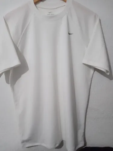 Camisas Nike  branca e cinza, Adidas 