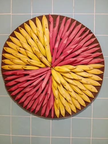 Escultura de madeira com design floral