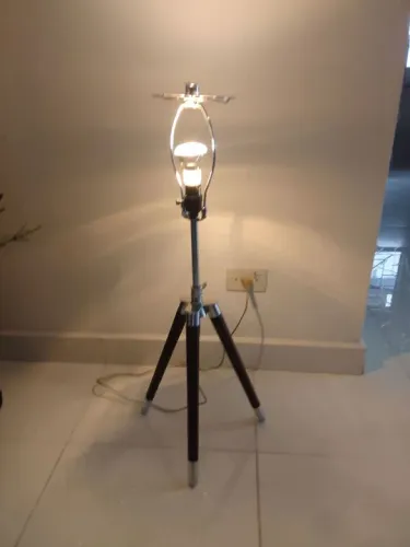 Luminária de chão estilo tripé, antiga, fabricada nos Estados Unidos 