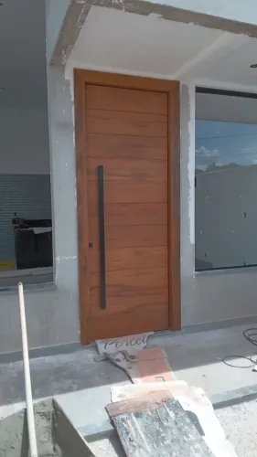 Porta pivotante completa e instalada 