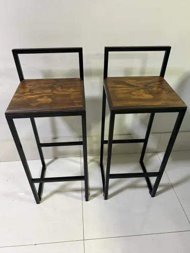 Banquetas de ferro com madeira