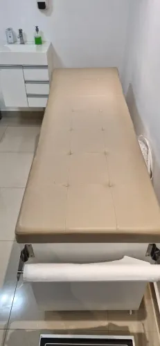 Maca de consultório com gavetas e rolos de papel