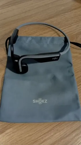 Fone por condução óssea. 