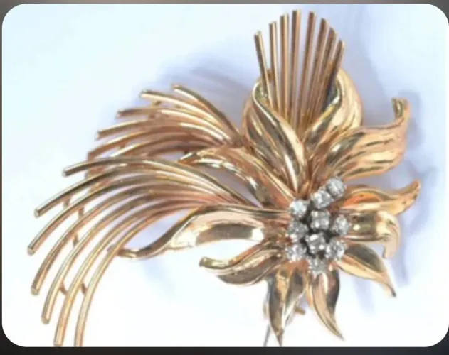 Broche de Flor em Ouro com Diamantes