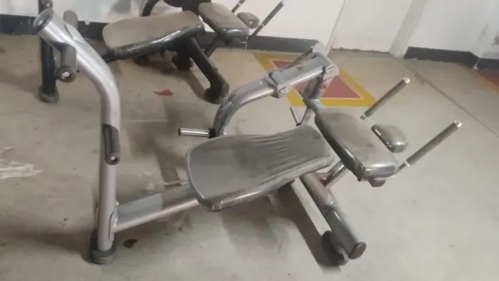 AB BENCH ABS com anilha marca LIFE FITNESS