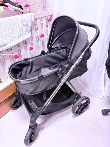 Carrinho Safety 1st Discover com bebê conforto.