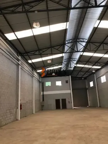 GALPÃO INDUSTRIAL COM 900 M² PARA LOCAÇÃO-ARUJÁ