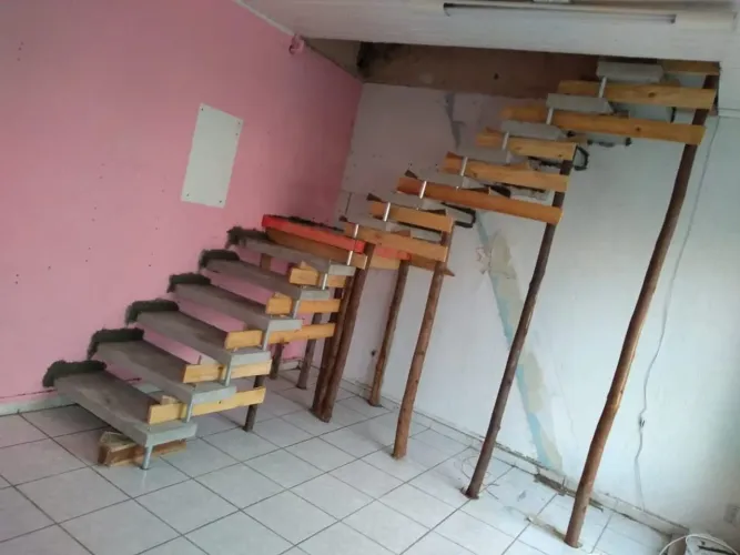 Escadas engastada na parede apartir de $1.999,00