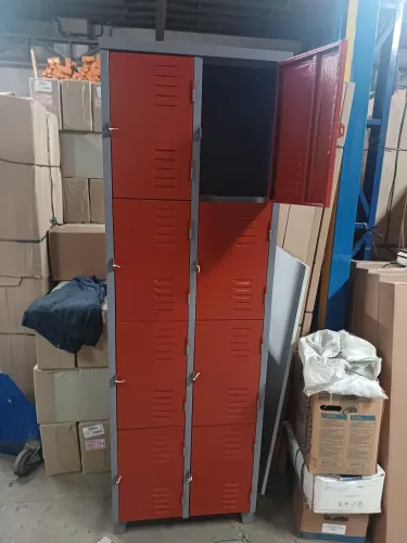 Armário de vestiários com as portas coloridas.( Novo )