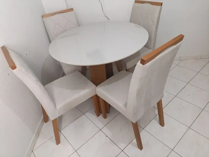 Mesa de Jantar redonda com Tampo de vidro 4 lugares