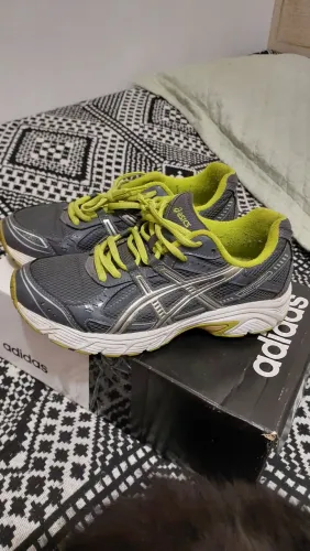 Tênis Asics Cinza com Detalhes em Verde