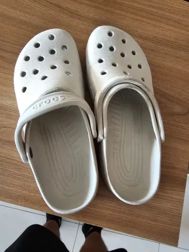Sandália Crocs Classic Bege Tamanho 41 - Usada