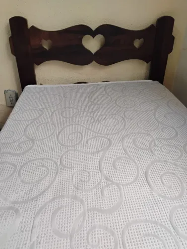 Cama de madeira maciça 