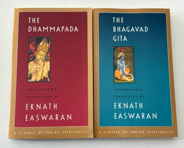 Livros Dhammapada e Bhagavad gita