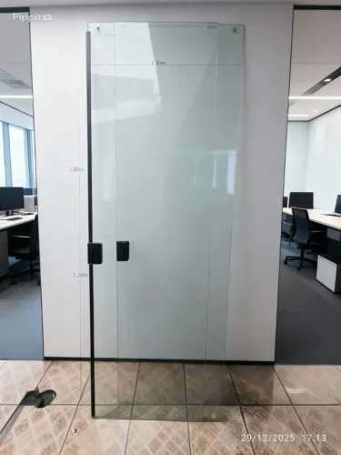portas de vidro 1.30m por 2,20m, 2 folhas de 0,65 cm corre paralela a parde.