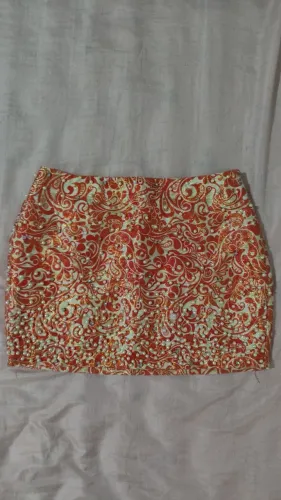 saia colorida com pedrinhas (cores: laranja, dourada e off withe)