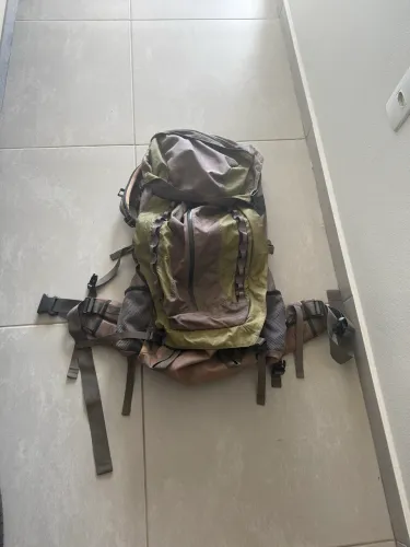 Mochila para acampamento da marca REI