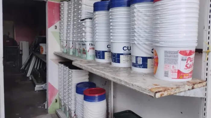 Balde de 15kg vazio. Sujo 4,00 reais, limpo 4,50 reais. Tenho redondo e quadrado. 