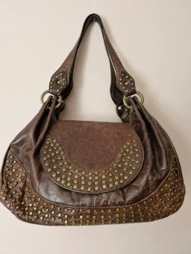 Bolsa de Couro Marrom com Detalhes em tachas metal.