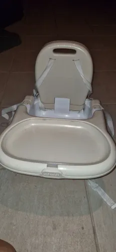 Cadeirinha de refeicao para colocar o bebe junto a mesa de jantar. Prende na mesa