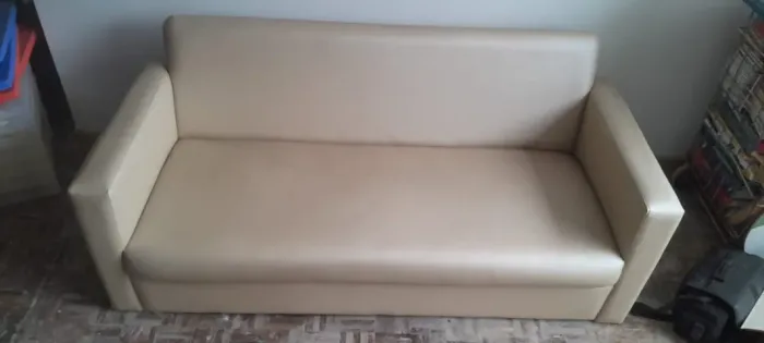 Sofá compacto dois lugares - tecido impermeável - courino na cor champanhe 1,58m