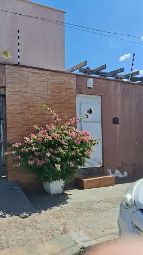 Casa em Araguaína com 2 quartos, sala, cozinha e área de churrasco externa com piscina 