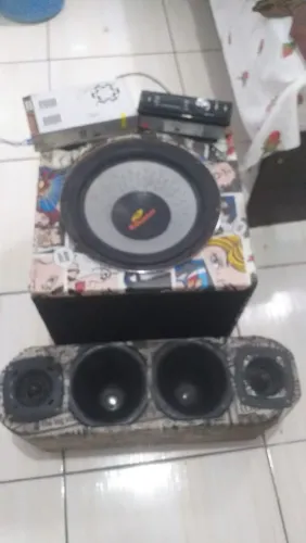 Som de carro em perfeito estado.