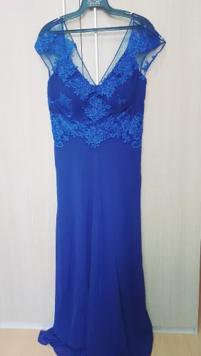 Vestido Longo Azul Royal com Detalhes em Renda