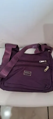 Bolsa de ombro roxa com detalhes