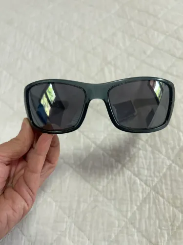 óculos de sol Oakley Hijinx na cor Crystal Black com lentes Black Iridium. 