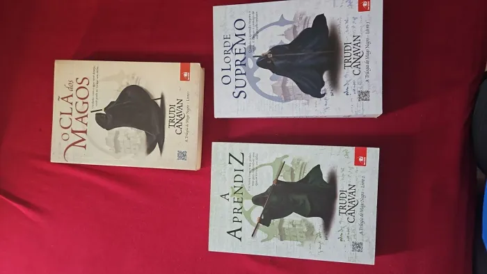 Livros Trilogia do Mago Negro