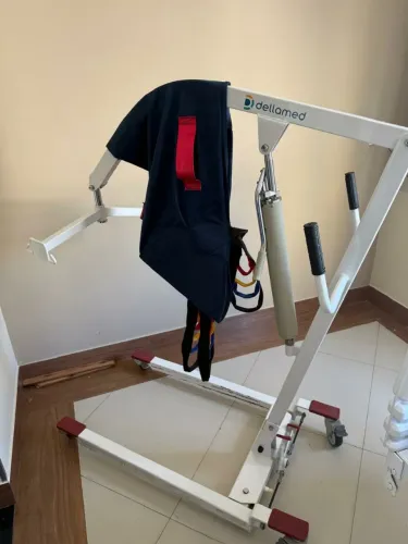 Guincho hidráulico para pacientes acamados, suporta até 180 kg.