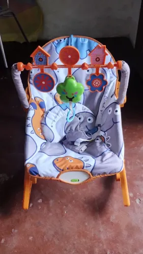 Cadeira de balanço pra bebe $100