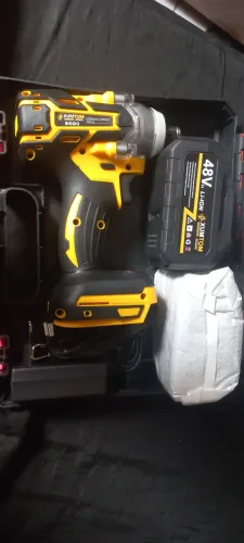 Chave de impacto elétrica xumtom 48v 450mm, também e parafusadeira/ furadeira.