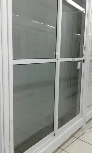 Porta de alumínio com vidro 6 lmm