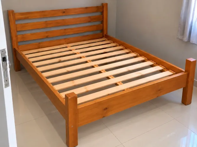 Cama de casal de madeira
