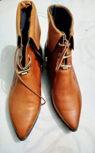 Bota feminina cano curto de couro 