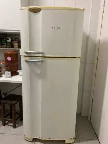 Vendo geladeira Eletrolux DF35 usada, em ótimas condições, funcionando perfeitamente.